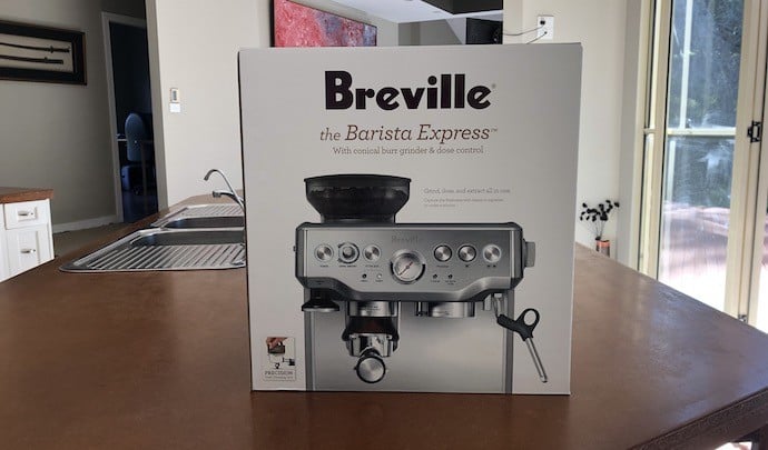 厨房柜台上盒子里的Breville barista express