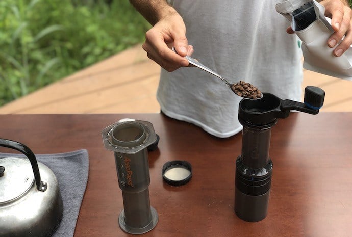 向研磨机中加入咖啡豆