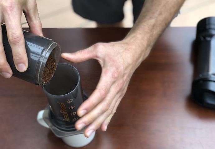 将咖啡加入空压机以准备冲泡