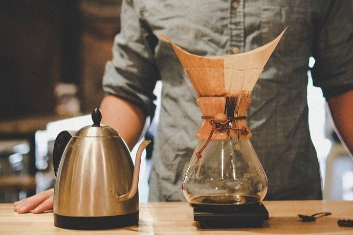 烧热水的水壶，化学瓶，还有咖啡过滤器