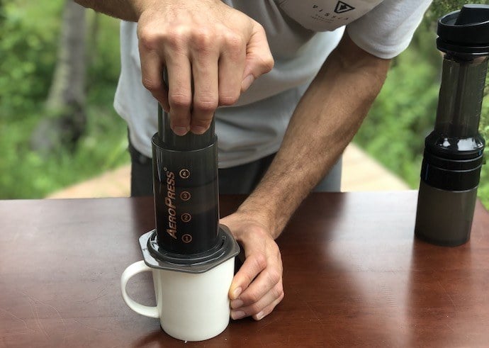 边推边冲泡空气压咖啡