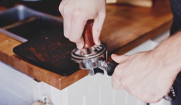 夯实咖啡渣来制作浓缩咖啡