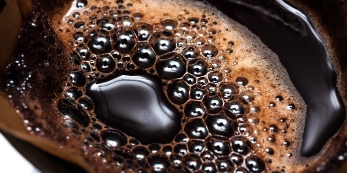 在煮好的咖啡中形成的气泡