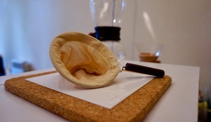 桌上放咖啡滤纸