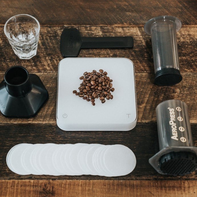 Aeropress齿轮，纸过滤器和豆类可用于制作咖啡和浓缩咖啡