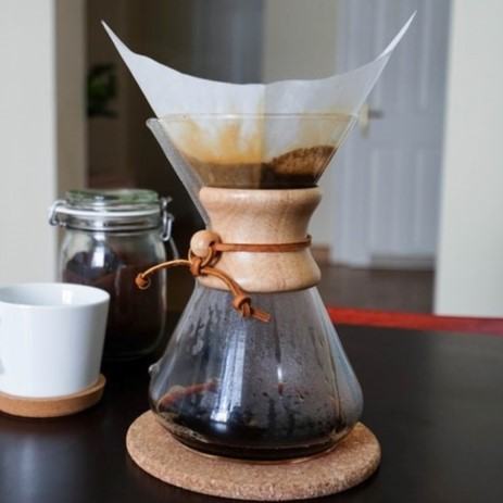 滴式咖啡是用Chemex和桌子上的一个纸过滤器做的