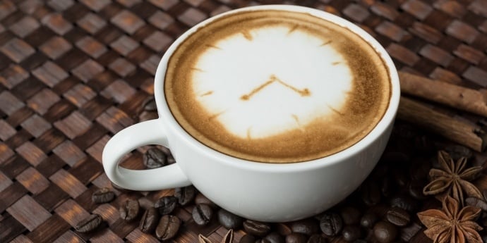 一杯以时钟为艺术的拿铁咖啡——显然不是一杯干净的咖啡