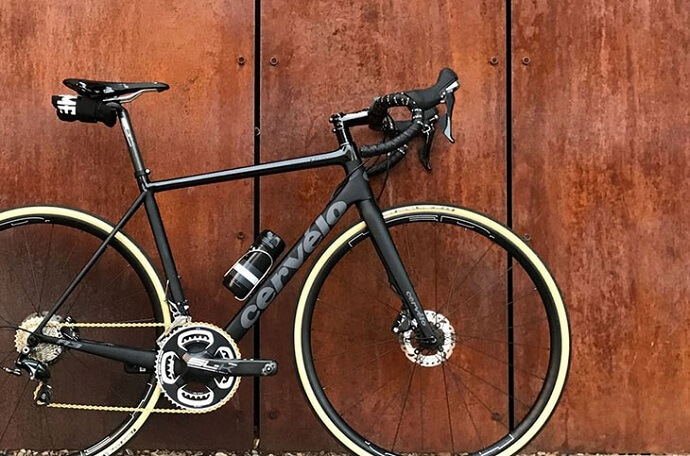 自行车上的咖啡杯