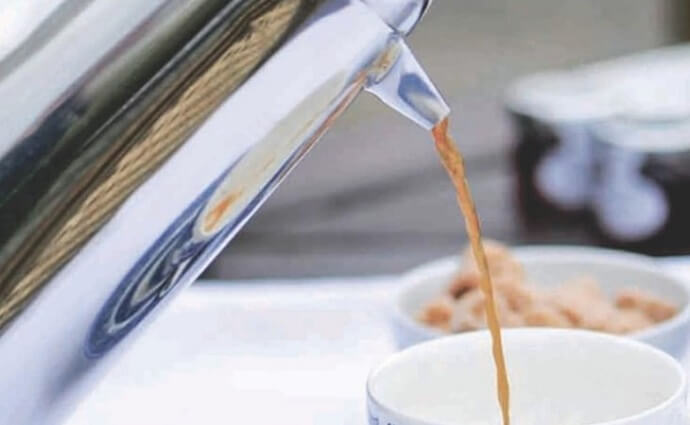 一个不锈钢咖啡机，就像cuisinox roma一样