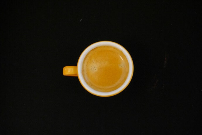 黄色咖啡杯