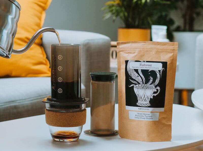 使用水壶的热水酿造最好的咖啡豆