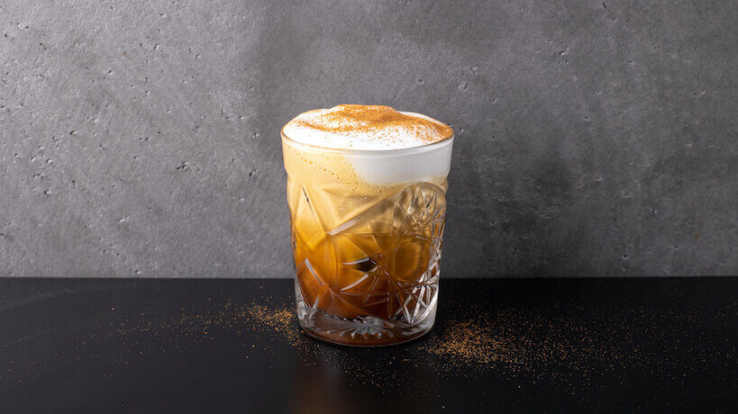 桌子上的Freddo Cappuccino