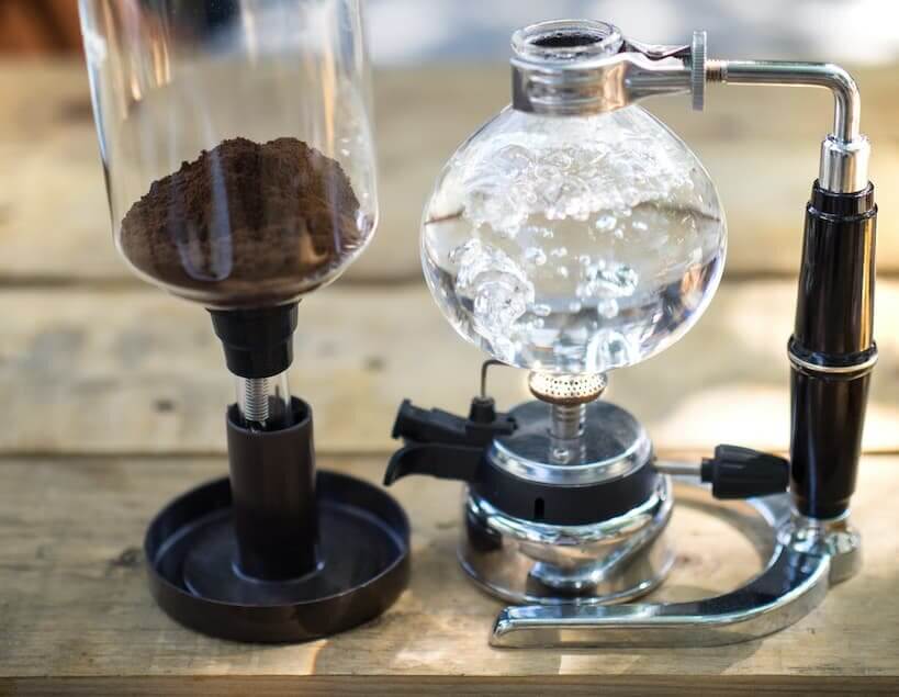 往虹吸咖啡壶里加咖啡