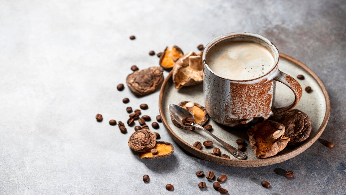 陶瓷杯 蘑菇和咖啡豆石混凝土背景