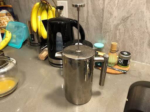 为开心果拿铁制作咖啡底的法式压壶