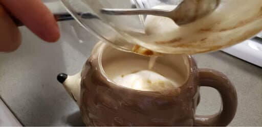 将开心果糖浆倒入牛奶中