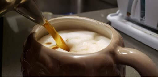 在泡沫和糖浆中加入咖啡