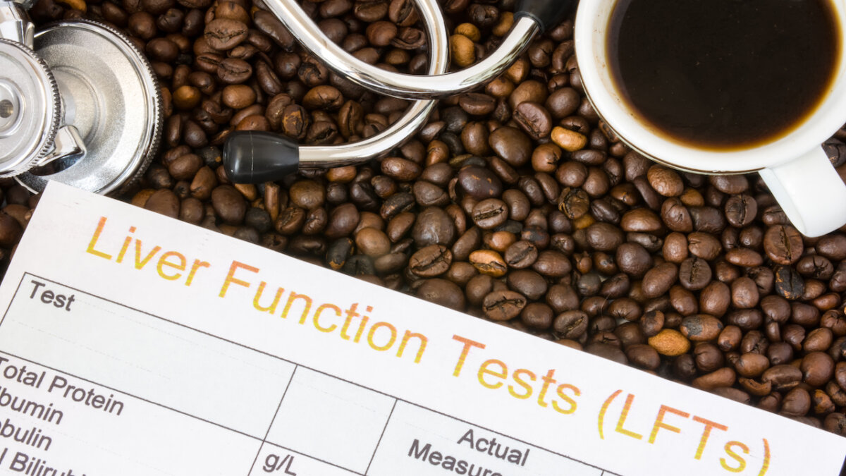 肝功能测试近杯咖啡、听波器和咖啡豆杯