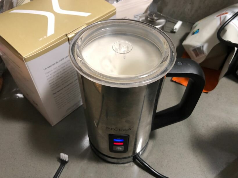 用电动起泡器使牛奶起泡