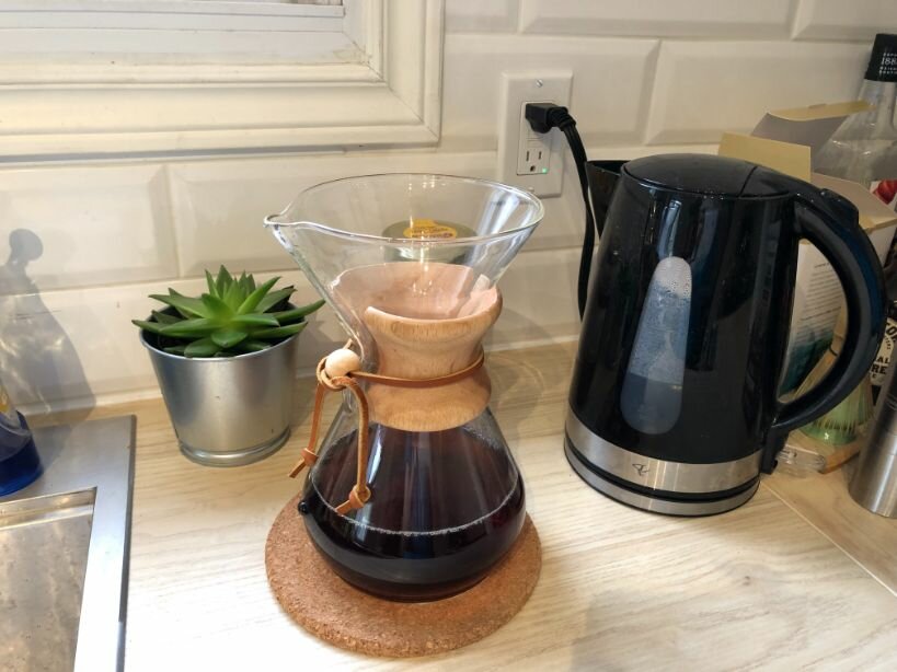 Chemex咖啡机和厨房柜台水桶