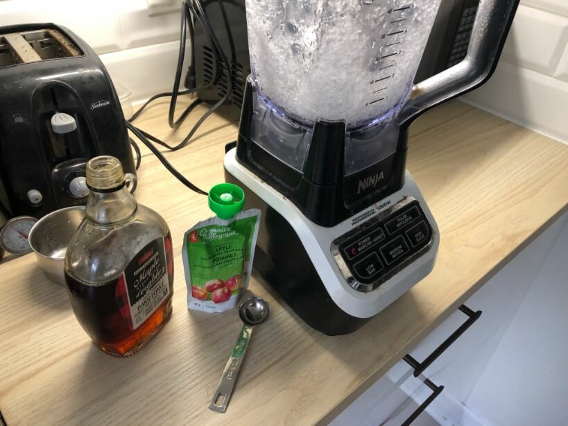 糖浆苹果净化机和厨房柜台上的搅拌机