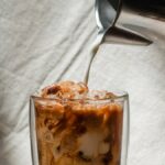 牛奶倒在冰巧克力 AlmondmilkShaken Espresso