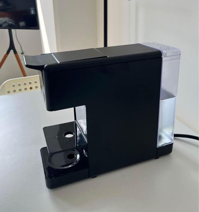 Illy咖啡机侧视图显示水箱