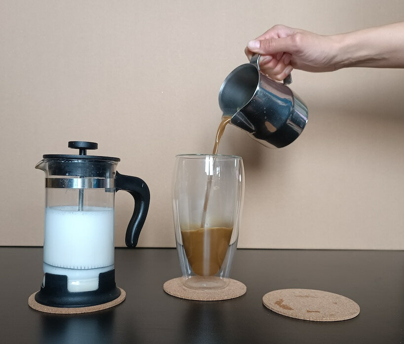 将maca基地倒入高杯组装最后饮料