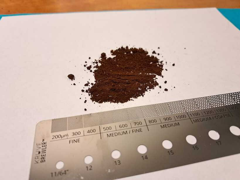 咖啡场白纸旁显示Julia测试Trukish最佳咖啡机时使用精确磨法